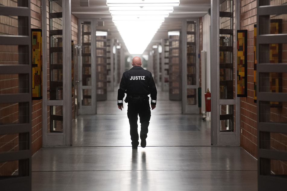Mit einem Schmiermesser hat ein Häftling in Bremen einen Justizvollzugsbeamten in den Hals gestochen und ihn schwer verletzt. (Symbolbild)