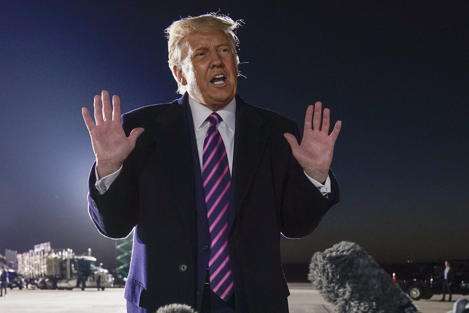 Donald Trump, Präsident der USA, spricht nach einer Wahlkampfveranstaltung auf dem regionalen Flughafen Bemidji zu Journalisten.