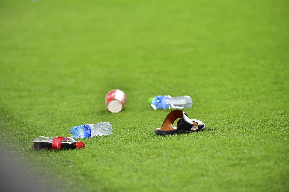 Leere Flaschen dürfen die Fans nicht ins Stadion nehmen.