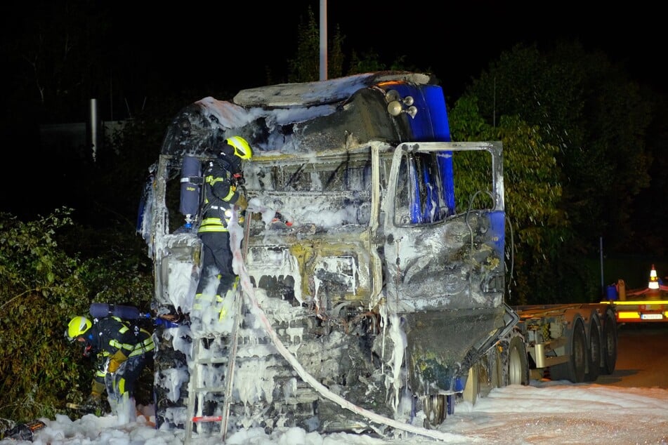 An der Schönauer Landstraße im Westen von Leipzig ist Dienstagnacht die Zugmaschine eines Sattelzugs in Flammen aufgegangen.
