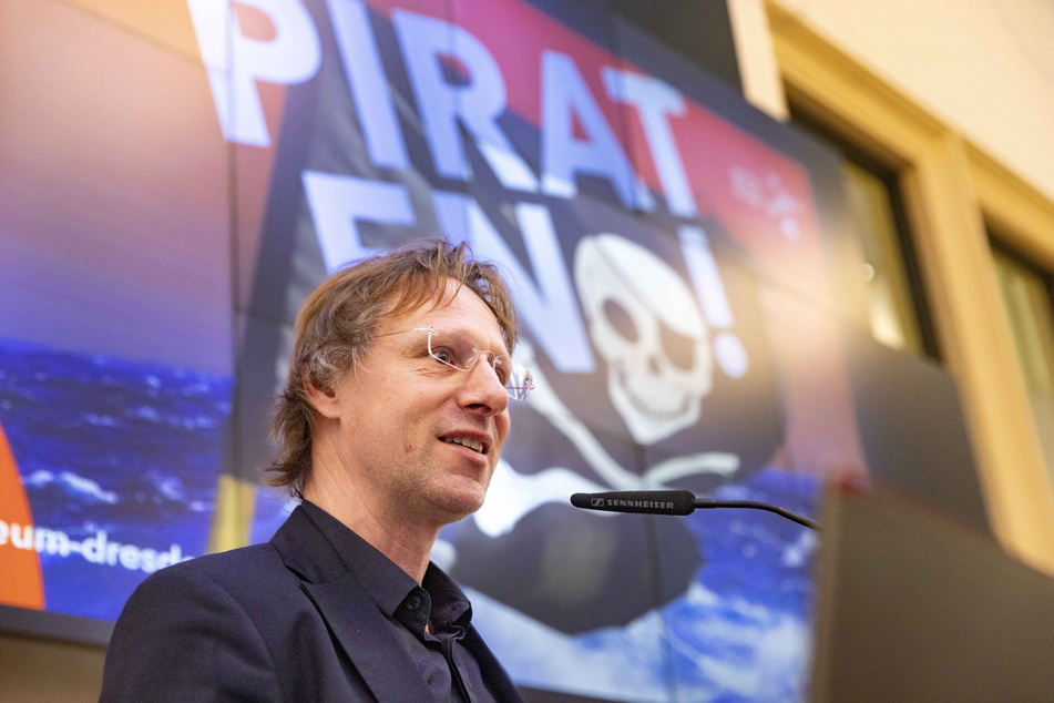 Klar zum Entern! Museumsdirektor Michael Vogt (52) freut sich über die neue "Piraten"-Schau.