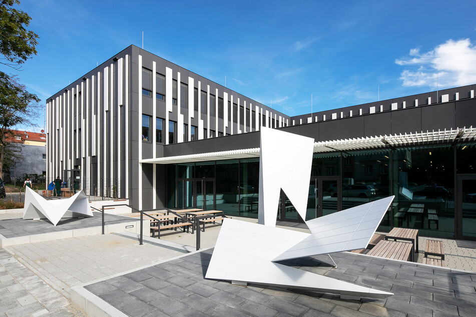 Rund 45 Millionen Euro hat Dresden für das Tschirnhaus-Gymnasium in der Südvorstadt ausgegeben. Das sind über zehn Millionen Euro mehr als ursprünglich geplant.