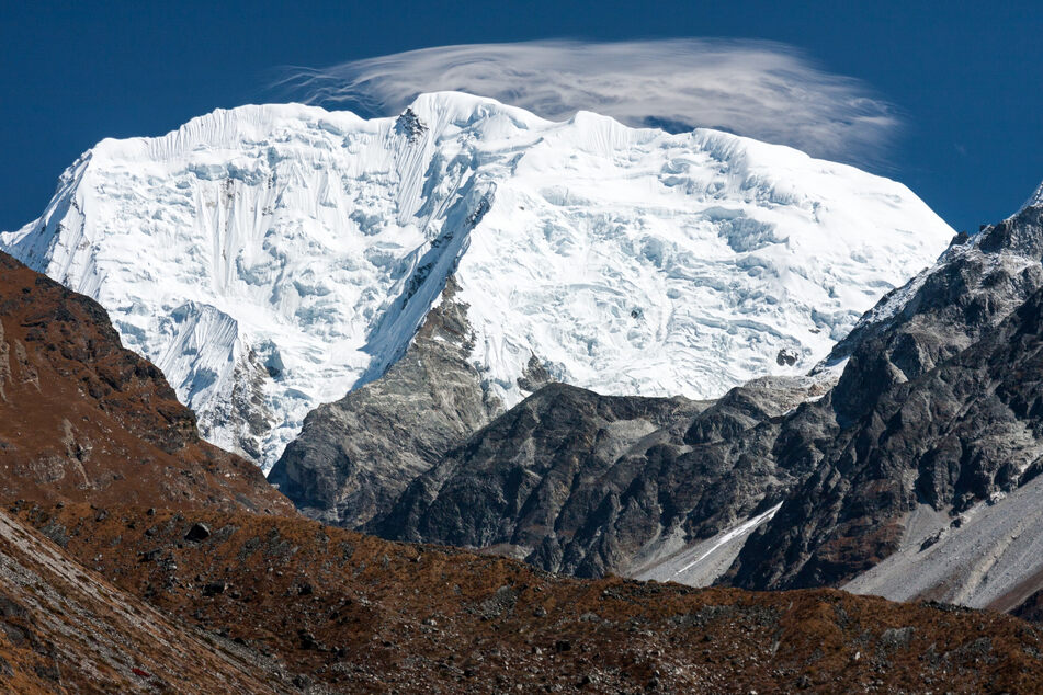 Lawinen überraschen Bergsteiger: Frau und Bergführer sterben in 8000 Metern Höhe
