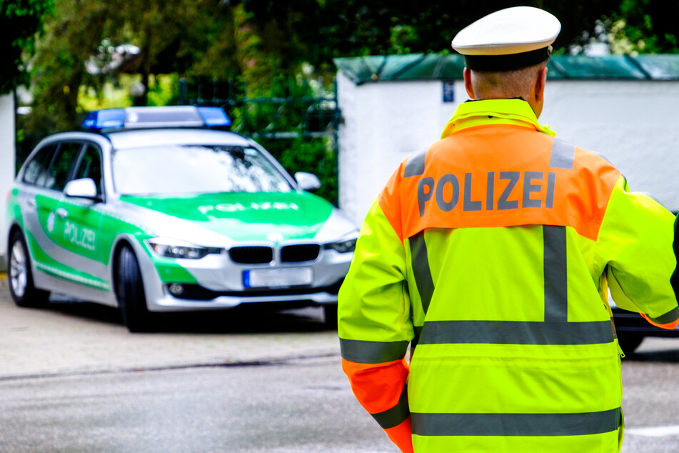 Die Polizei nahm telefonisch Kontakt zu dem 26-Jährigen auf, bewegte ihn schließlich zum Verlassen der Wohnung. (Symbolfoto)