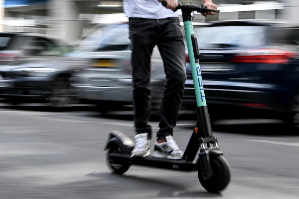 Am Freitagmorgen hat sich ein E-Scooter-Fahrer bei einem Unfall in Köln-Deutz schwer verletzt (Symbolbild).