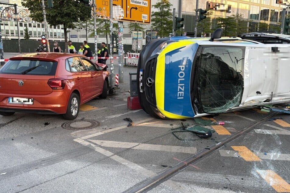 Der Streifenwagen blieb auf der Seite liegen.