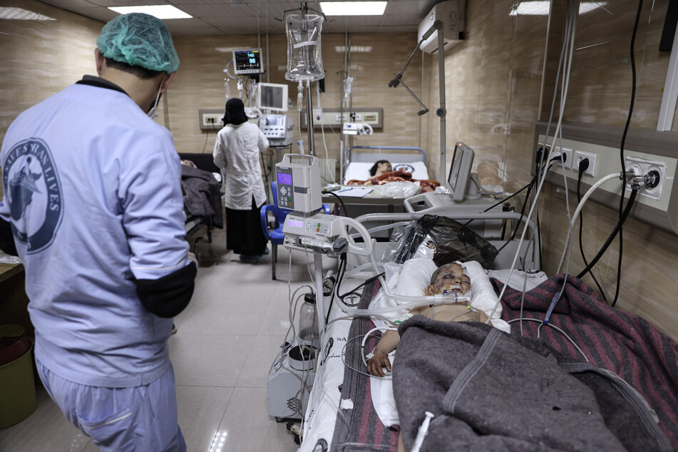 Verletzte Kinder, die ihre Familien durch das tödliche Erdbeben an der türkisch-syrischen Grenze verloren haben, werden auf der Intensivstation des Sams-Krankenhauses behandelt.