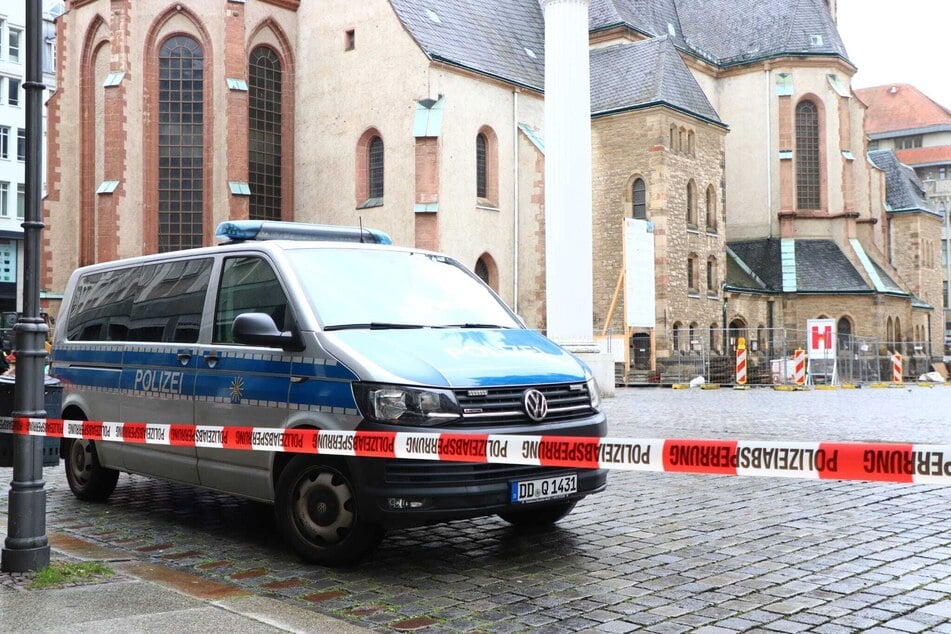 Wegen eines Bombenfundes ist seit Dienstagmorgen der Nikolaikirchhof in der Leipziger Innenstadt abgesperrt.