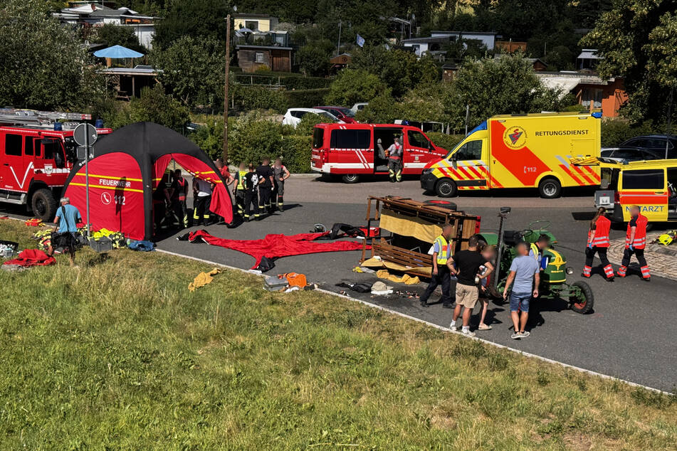 Zahlreiche Rettungskräfte waren vor Ort. Sie kümmerten sich um die teils schwer verletzten Personen.