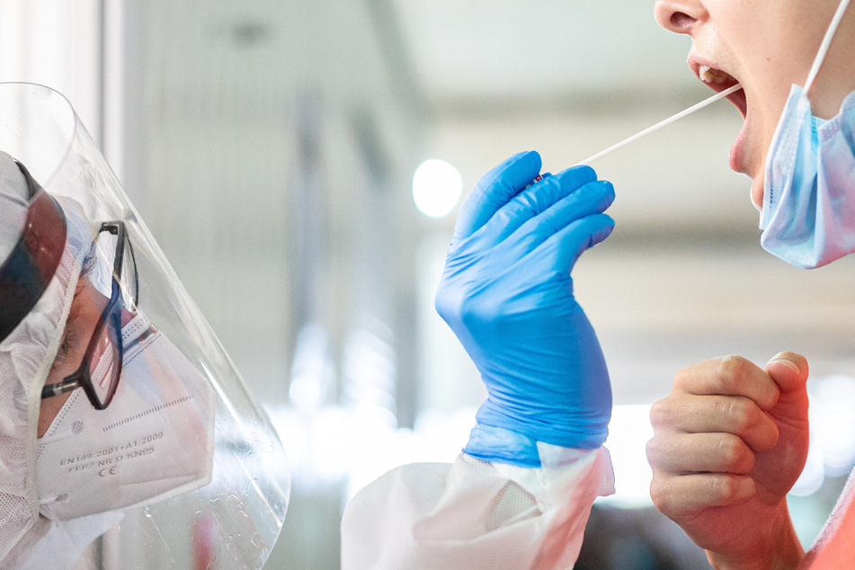 Testpflicht für Schüler ab Klasse 5: Bisher wurden die Tests von geschultem Personal durchgeführt. Sobald ausreichend Selbsttests zur Verfügung stehen, sollen sich die Schüler bei Unterrichtsbeginn selbst testen.