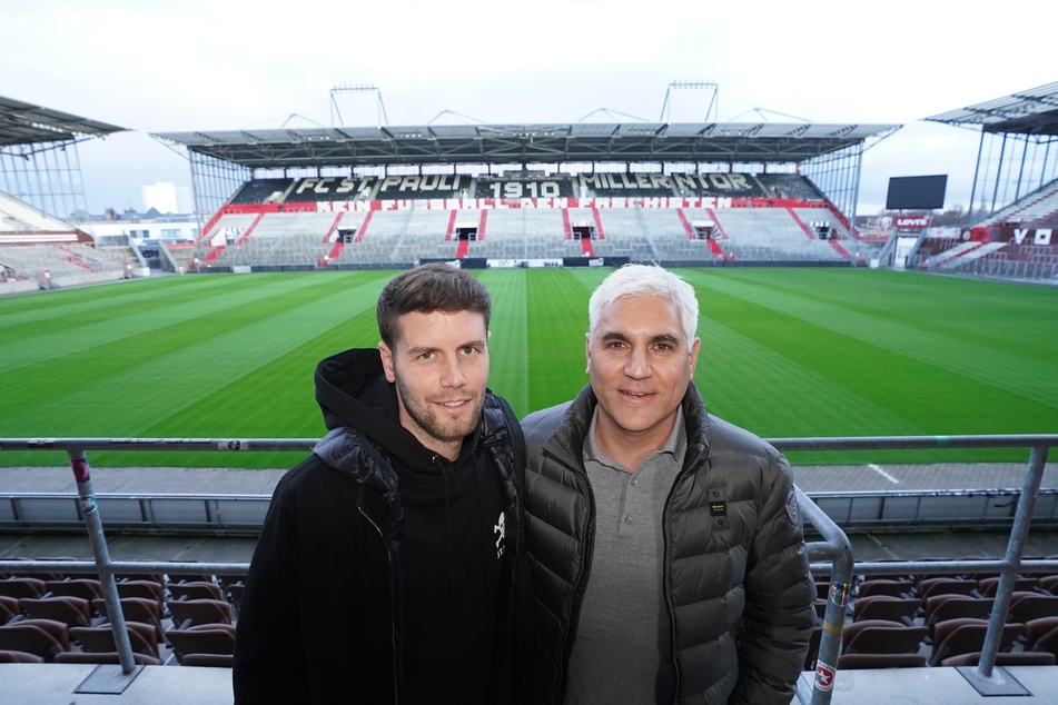 St.-Pauli-Cheftrainer Fabian Hürzeler (30, l.) mit Sportchef Andreas Bornemann (52). Wann fällt die Entscheidung über die Zukunft des Kiez-Coachs?