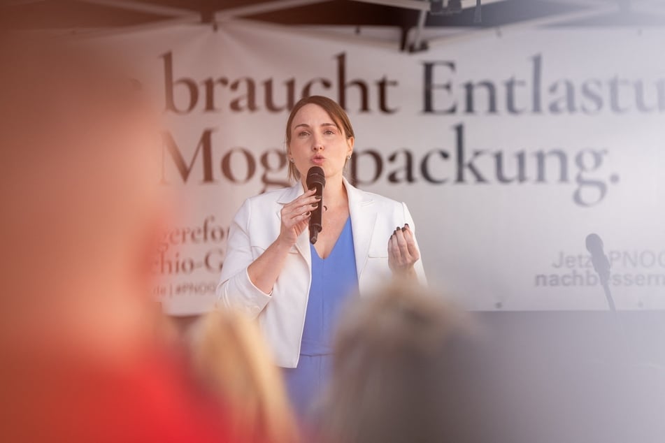 Die Thüringer Sozialministerin Katharina Schenk (38, SPD) sprach vor den Demonstranten in Erfurt.
