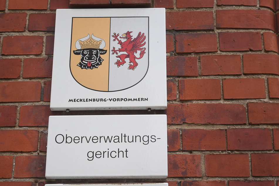 Am Gerichtsgebäude in Greifswald hängt eine Schild mit dem Schriftzug "Oberverwaltungsgericht".