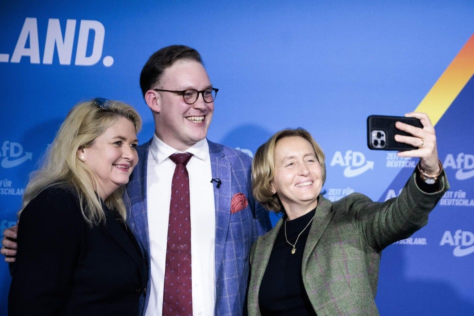 Martin Kohler (29, M.), neuer Vorsitzender des Berliner Landesverbandes der Generation Deutschland (GD), posiert mit Beatrix von Storch (54, r.), stellvertretende AfD-Fraktionsvorsitzende im Bundestag, und der AfD-Landesvorsitzenden Kristin Brinker (53).