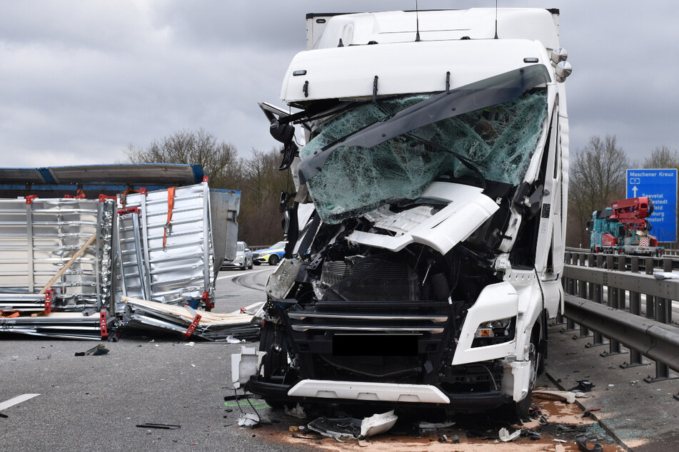 Unfall A7 Nach Todlichem Lkw Unfall Auf A7 Wieder Ubersieht Ein Lasterfahrer Ein Stauende Tag24