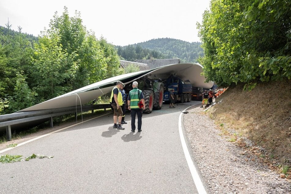 Das Windrad-Rotorblatt krachte auf zwei Fahrzeuge.