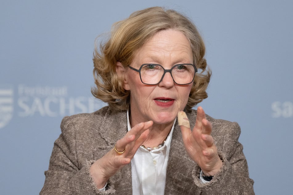 Sachsens Infrastrukturministerin Regina Kraushaar (CDU, 61) zeigte sich nach der Testfahrt beeindruckt.