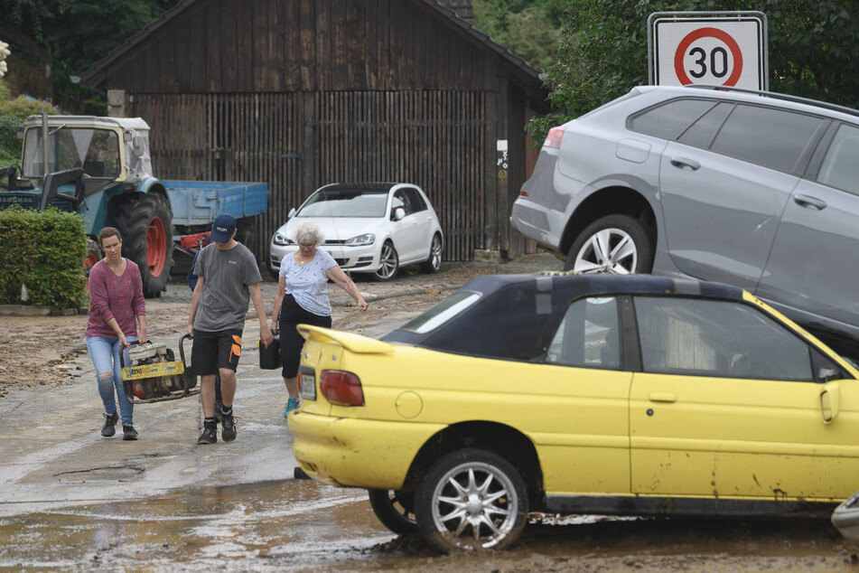 Der Schlamm schob mehrere Autos ineinander.