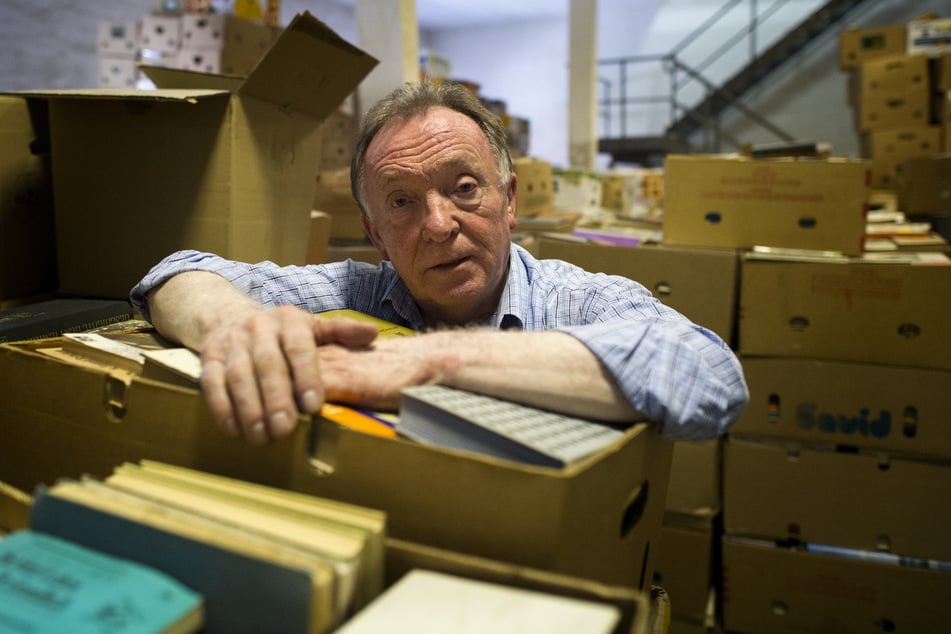 Peter Sodann - auf diesem Foto von 2012 stützt er sich auf einer Bücherkiste in seiner DDR-Bibliothek ab, die gerade nach Staucha umgezogen ist.