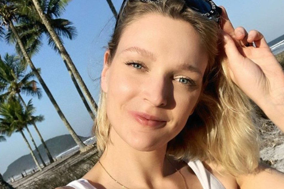 Model Victoria Jancke (29) macht ein Selfie am Strand.