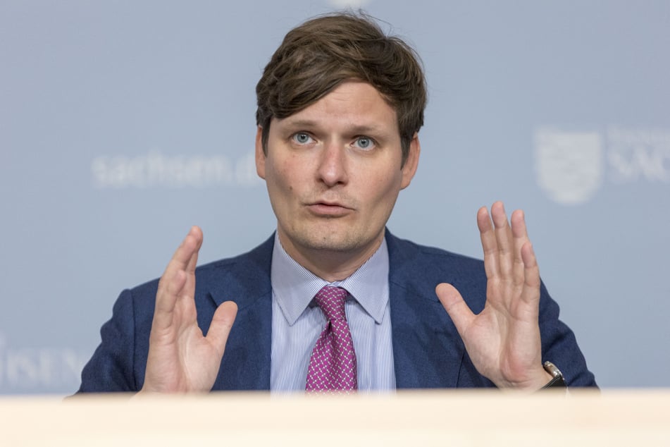 In der Kritik: Sachsens Kultusminister Conrad Clemens (42). Er will am 18. November aktuelle Daten zur Situation an Schulen vorstellen.