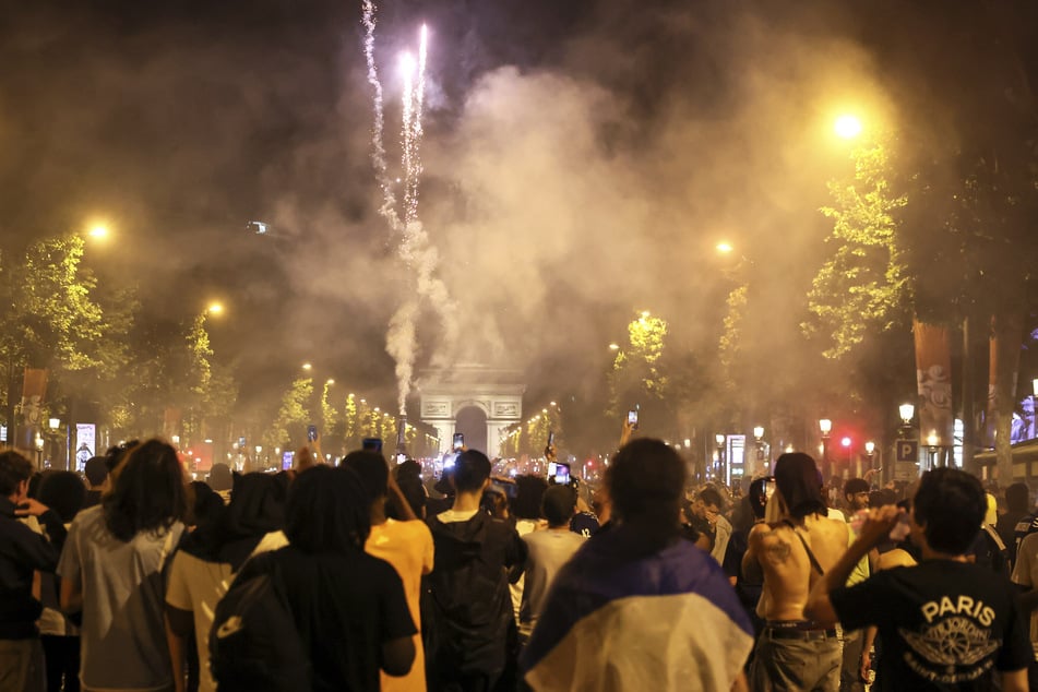 In Paris feierten unzählige PSG-Fans in der Nacht den CL-Triumph.
