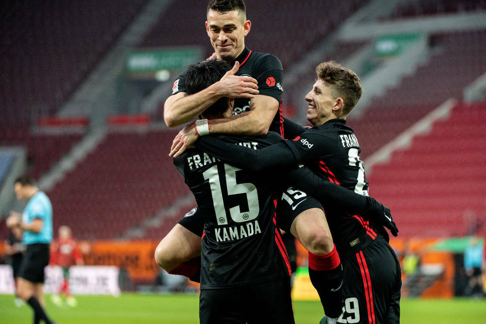 Die Mitspieler feiern Eintracht Frankfurts Daichi Kamada nach dessen Treffer zum 1:0 für die Hessen.