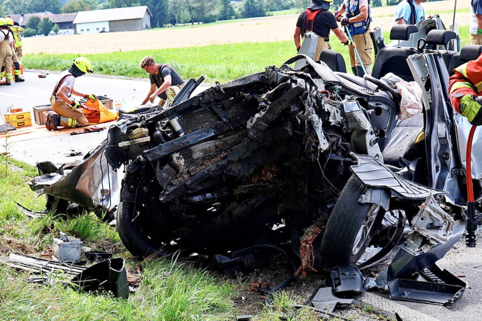 Von dem Nissan der 54 Jahre alten Autofahrer blieb nach dem Unfall nur ein Wrack übrig, für die Frau kam jede Hilfe zu spät.