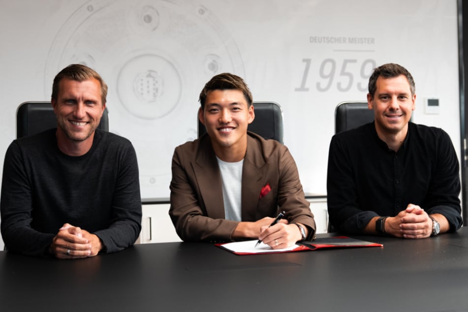 SGE-Sportvorstand Markus Krösche (44, l.) und Sportdirektor Timmo Hardung (35, r.) freuen sich über den fixen Transfer von Ritsu Doan (27) zur Eintracht.