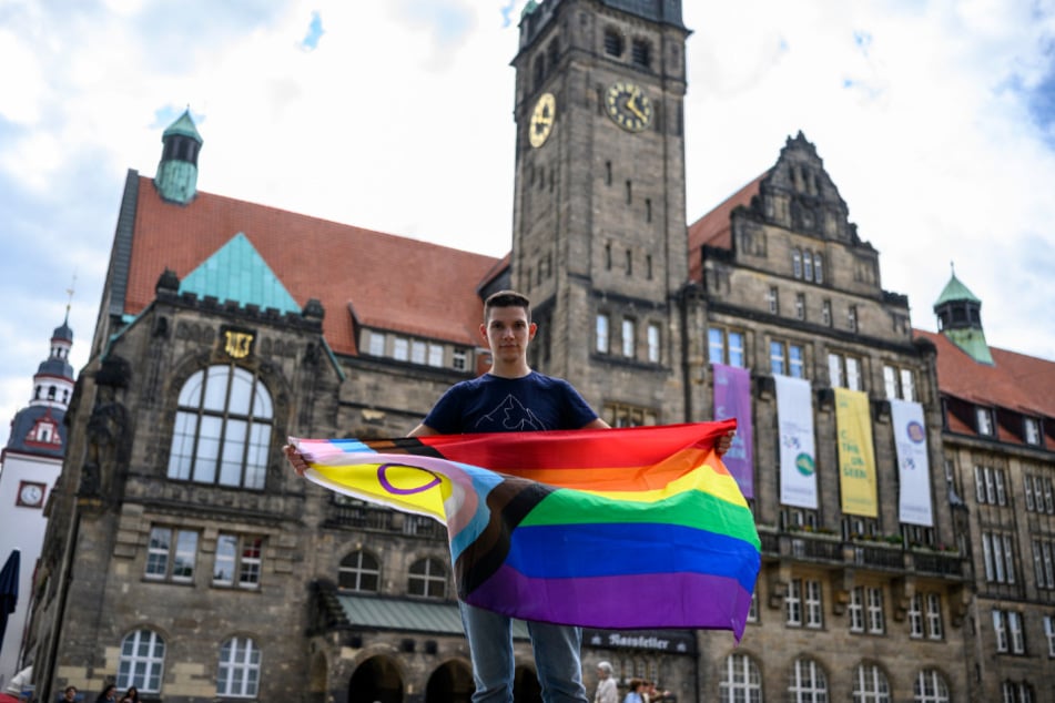 Stadtrat Joseph Israel (26, Grüne) fordert eine Pride-Flagge am Chemnitzer Rathaus.