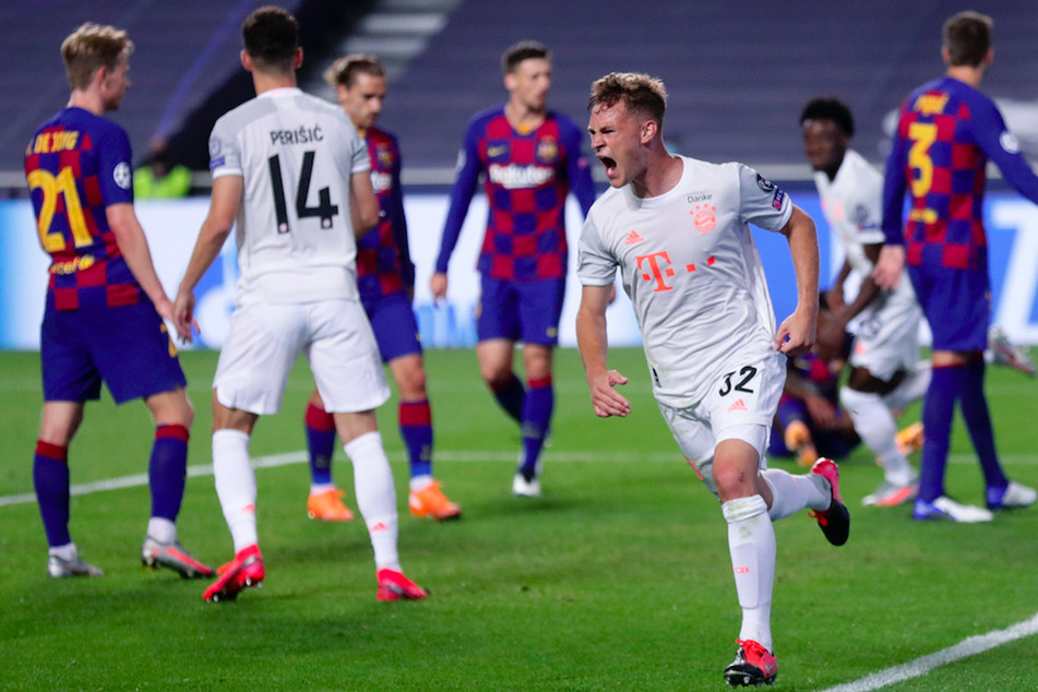 Joshua Kimmich (r) von den Bayern feiert nachdem er den fünften Treffer seiner Mannschaft erzielt hat.