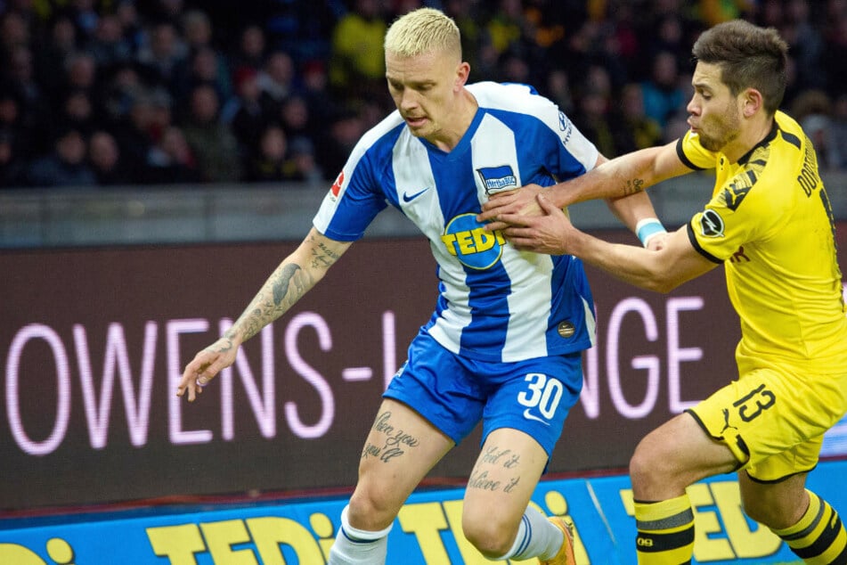 Marius Wolf im Zweikampf mit Dortmunds Raphael Guerreiro.