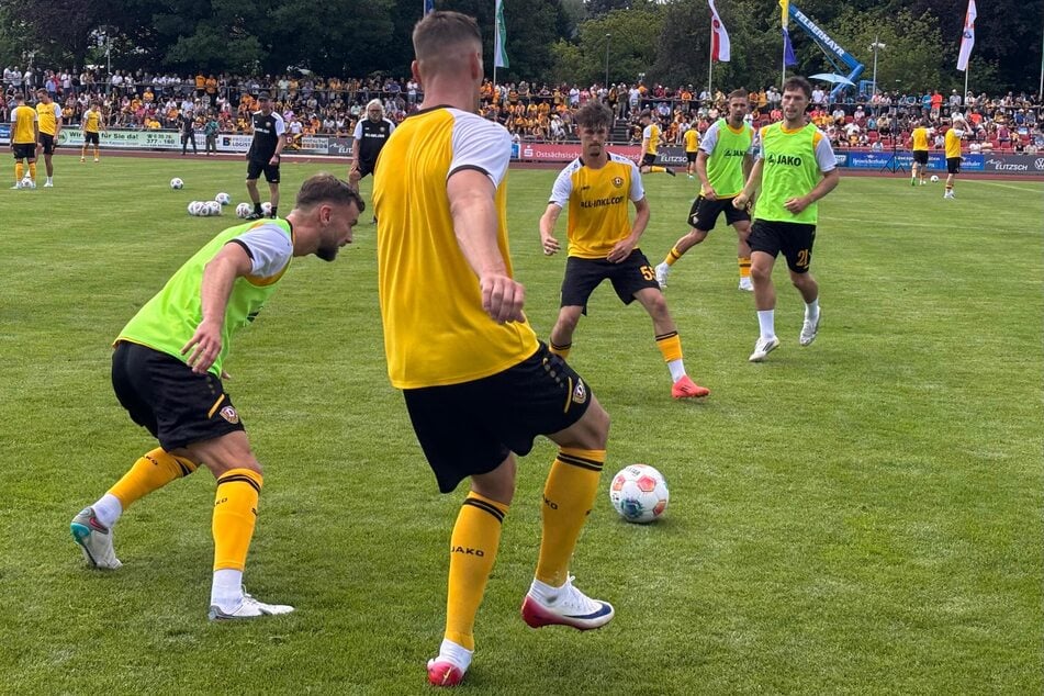 Die Dynamos machen sich auf dem Kamenzer Rasen warm.