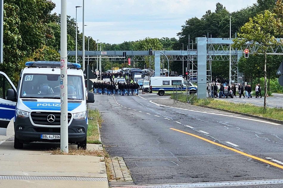 Die angereisten Zuschauer aus Hamburg gehen unter Polizeibewachung zum Stadion.