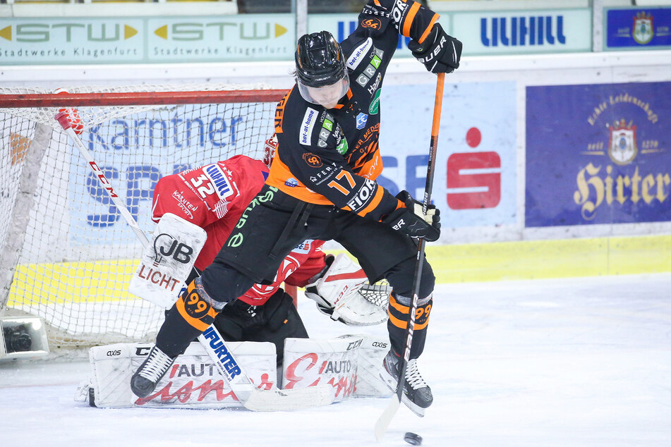 Der Schwede Johan Porsberger im Dress der Grazer versucht hier, den Klagenfurter Goalie zu überlisten.