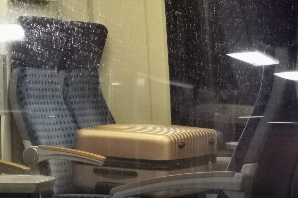 Schock in der S-Bahn: Herrenloser Koffer mit heraushängendem Draht gefunden!