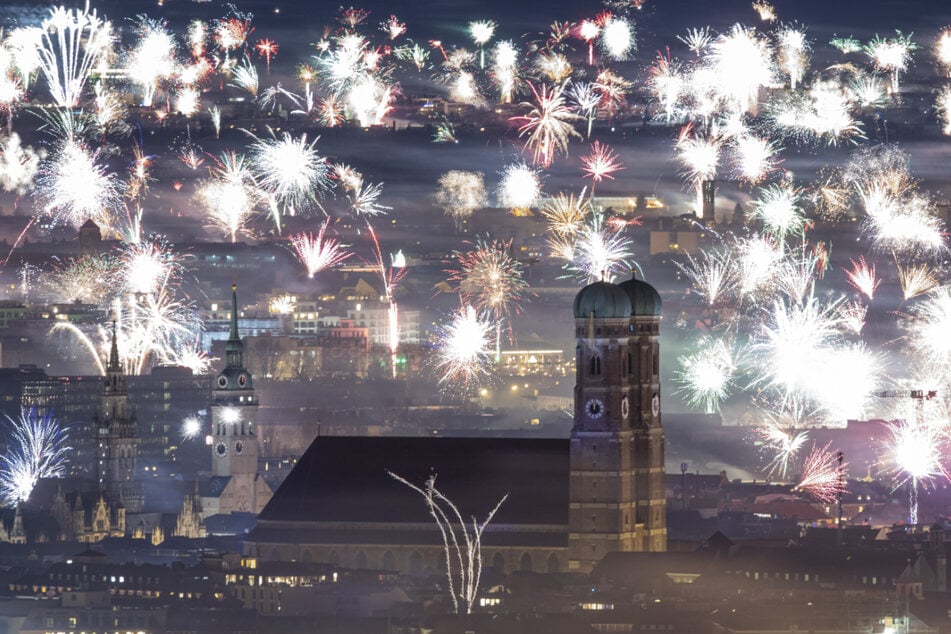 Feuerwerk erhellt den Nachthimmel über München zu Silvester - trotz Knallverbot in der Innenstadt.