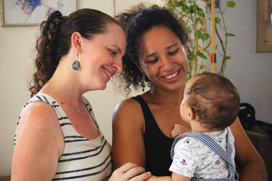 Um die gemeinsame Mutterschaft für ihr Kind zu erlangen, will ein lesbisches Paar aus Berlin am Donnerstag Klage beim Bundesverfassungsgericht einreichen. (Symbolfoto)