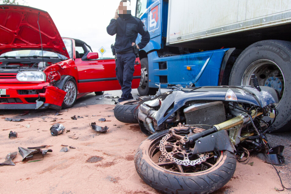 Beim Überholen eines Lkw knallte der Motorradfahrer mit einem VW zusammen.