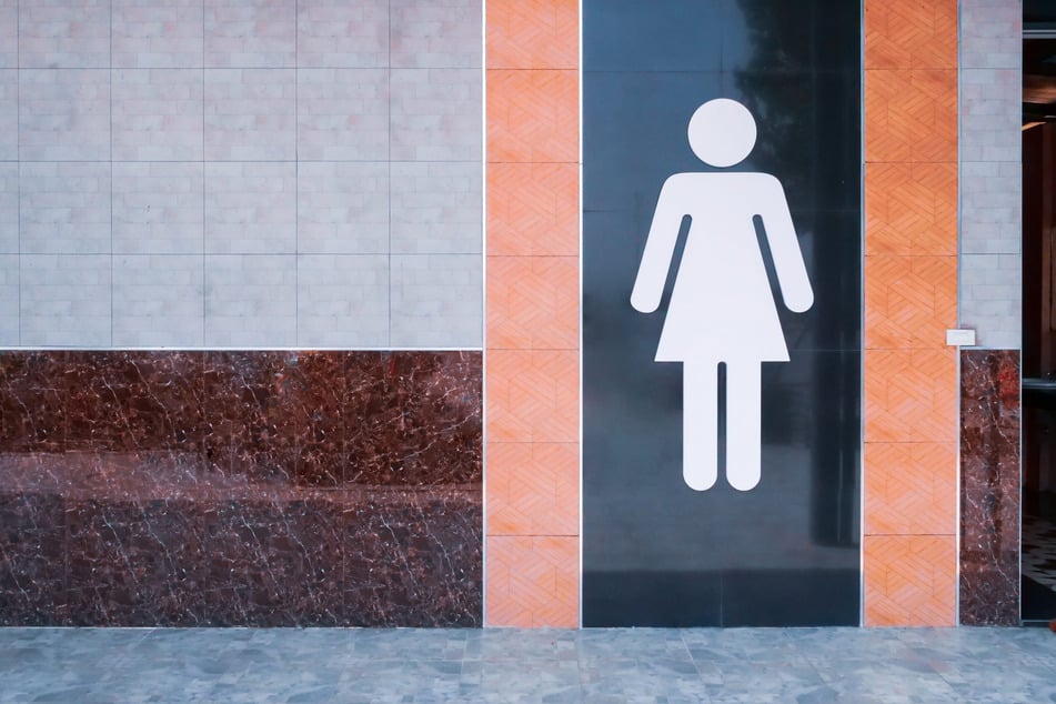Vor dem Damenklo gibt es in Konzertpausen immer lange Schlangen - während Männer einfach durchgehen. Das liegt auch an den geltenden Toiletten-Vorschriften. Nun winkt Abhilfe.
