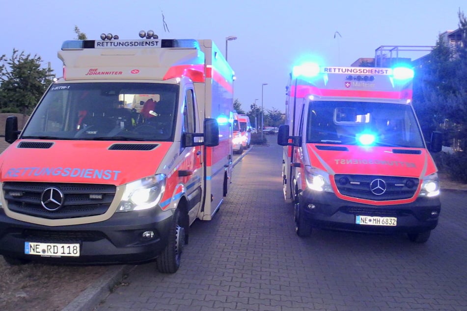 Mehrere Rettungswagen eilten zu dem Spielplatz in Neuss.