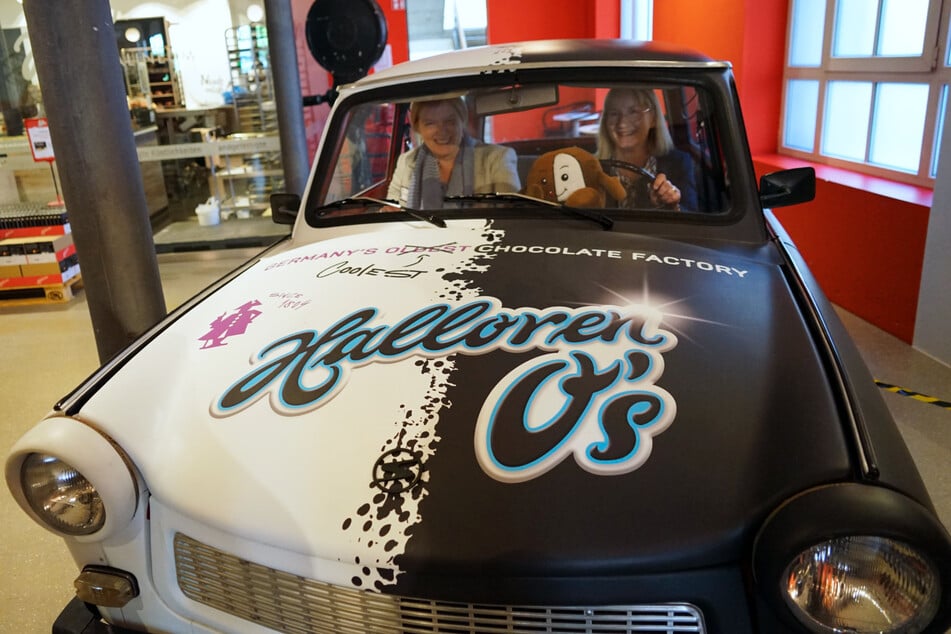 Dr. Judith Marquardt (r.) und Antje Brodhun (l.) testeten bei der Pressekonferenz auch gleich noch das Halloren-Auto. Kleiner Geheimtipp an alle, die bei der Museumsnacht mitmachen: Setzt Euch mal rein und drückt den Start-Knopf.