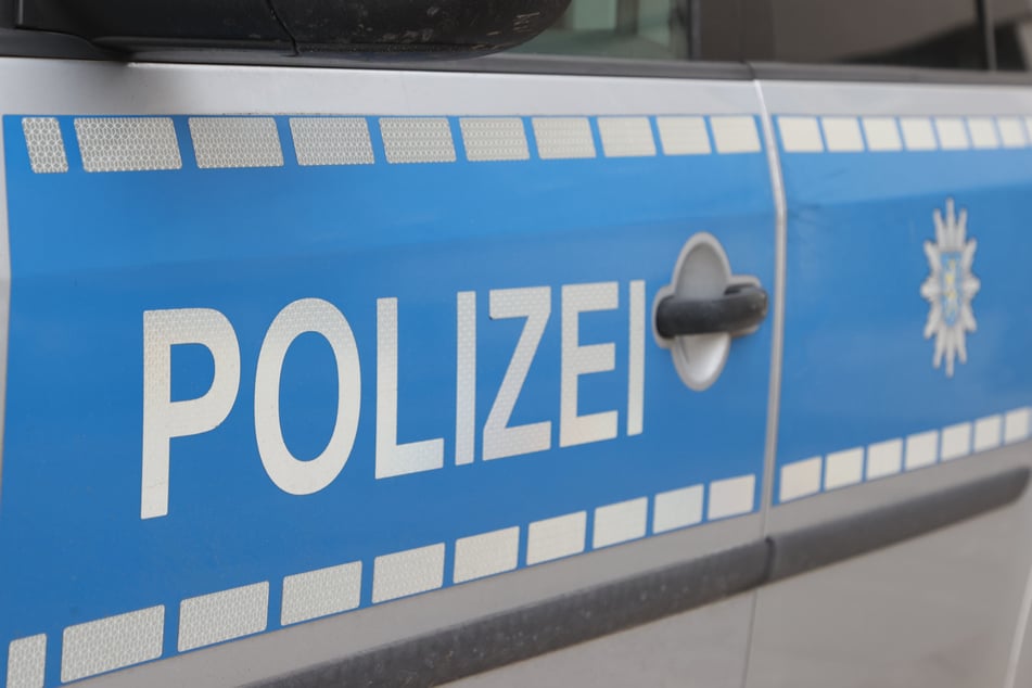 Polizei löst rechte Musikveranstaltung auf, Teilnehmer leisten Widerstand