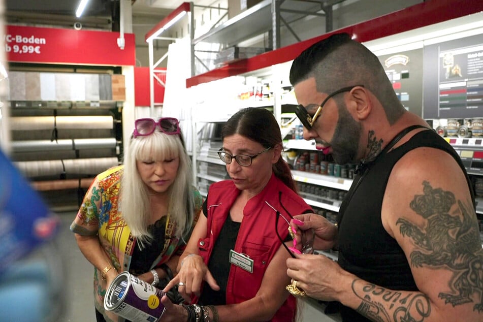 Harald Glööckler (59) kauft mit Freundin Rita Thea Schmidt (l.) im Baumarkt ein.