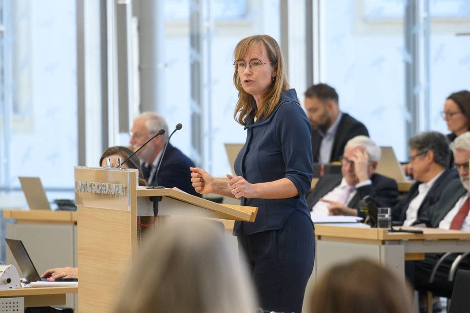 Linken-Fraktionsvorsitzende Eva von Angern (48) betonte in einer Landtagsdebatte, dass in Sachsen-Anhalt weniger Kinder geboren werden.