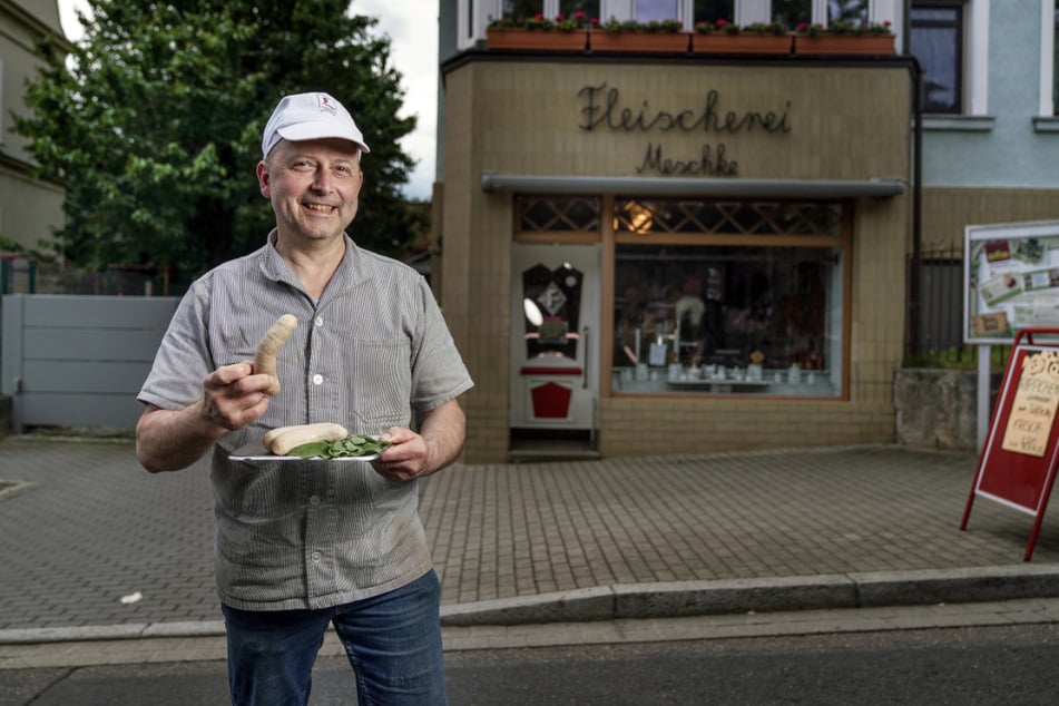 Fleischermeister Ulrich Meschke (59) zeigt stolz seine Salbeibratwurst.