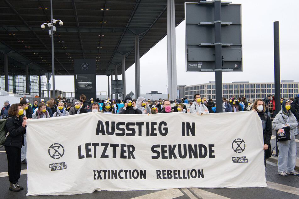 Klimaaktivisten von "Extinction Rebellion" demonstrierten zur Eröffnung des Flughafens.