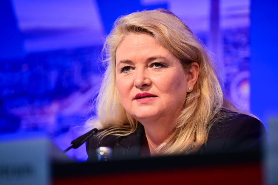 AfD-Spitzenkandidatin Kristin Brinker (54) muss sich kurz vor der Wahl in Berlin mit einem Eklat in ihrem engen Umfeld herumschlagen.