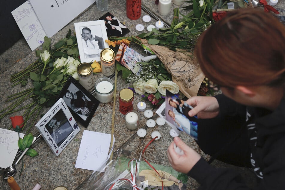 Die Anhänger des britischen Popstars legten Blumen, Kerzen und Erinnerungsstücke an den 31-Jährigen vor dem Kölner Dom nieder.