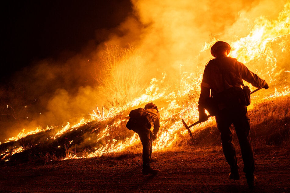 Feuerwehrleute bei der Arbeit, während das Hughes-Feuer in Castaic nahe Los Angeles weiter um sich greift.